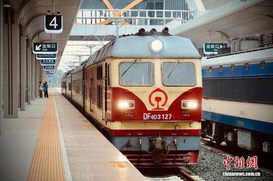 图为57201次检测车经过兴义南站。王浪 摄 图为57201次检测车经过兴义南站。王浪 摄