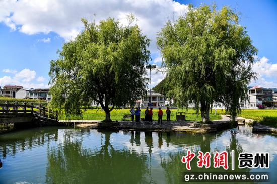 游客在安顺市西秀区鲍家屯古水利设施参观。潘希来 摄 游客在安顺市西秀区鲍家屯古水利设施参观。潘希来 摄