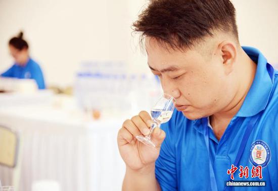 图为参赛选手闻香鉴酒。胡大方 摄