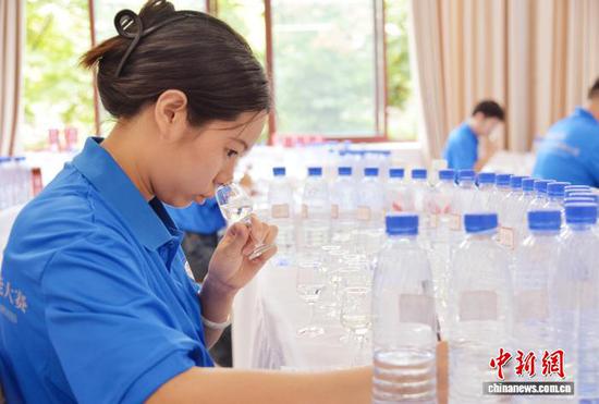 图为白酒勾调赛项，选手们专注闻香。胡大方 摄
