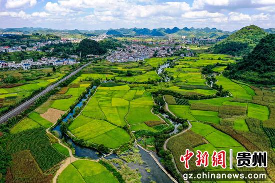 图为安顺市西秀区鲍家屯水利灌溉系统“鱼嘴分流”设施及稻田。潘希来 摄 图为安顺市西秀区鲍家屯水利灌溉系统“鱼嘴分流”设施及稻田。潘希来 摄