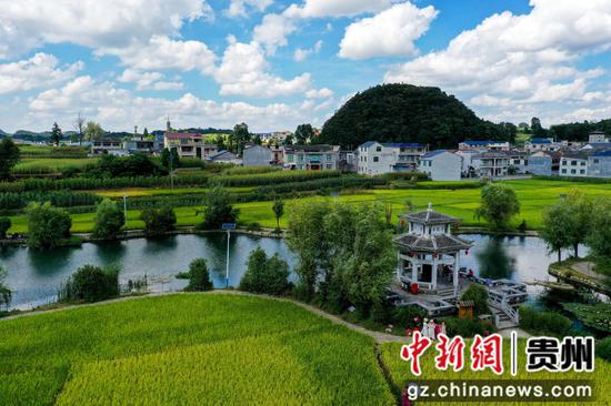 游客在安顺市西秀区鲍家屯古水利设施参观。潘希来 摄 游客在安顺市西秀区鲍家屯古水利设施参观。潘希来 摄