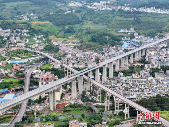 图为检测车通过盘兴高铁响水镇特大桥。张申 摄 图为检测车通过盘兴高铁响水镇特大桥。张申 摄