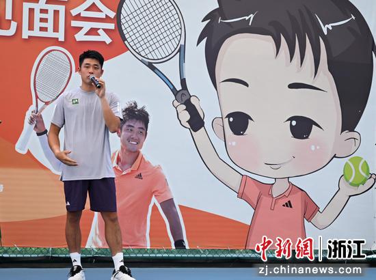 图为:吴易昺讲述成长故事。中新社记者 王刚 摄