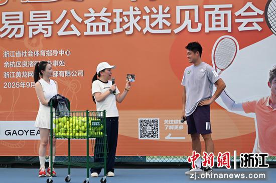 图为:吴易昺母亲(中)分享儿子参赛历程。中新社记者 王刚 摄