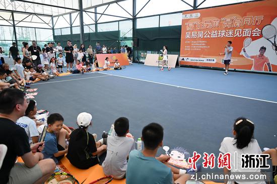 图为:众多球迷参加见面会。中新社记者 王刚 摄