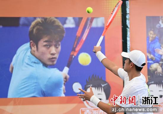 图为:吴易昺在活动现场进行比赛和展示。中新社记者 王刚 摄