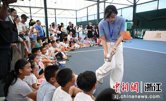 图为:众多小球迷观看吴易昺幼时照片。中新社记者 王刚 摄