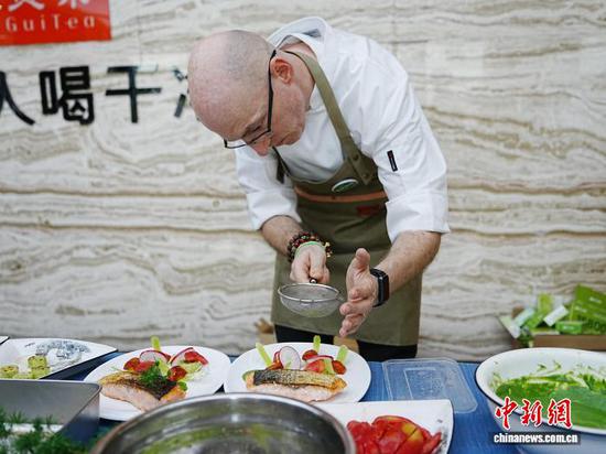 9月6日,来自意大利的厨师柯蒂·西蒙尼在制作抹茶酱配香煎三文鱼。中新社记者周燕玲摄 9月6日,来自意大利的厨师柯蒂·西蒙尼在制作抹茶酱配香煎三文鱼。中新社记者周燕玲摄