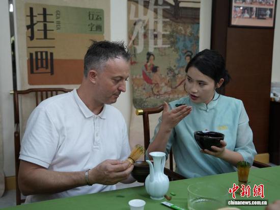9月6日,外国友人在贵州省江口县体验点茶技艺。中新社记者周燕玲摄 9月6日,外国友人在贵州省江口县体验点茶技艺。中新社记者周燕玲摄