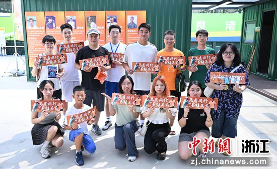 图为:球迷和吴易昺合影。中新社记者 王刚 摄