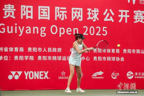 2025贵阳国际网球公开赛开赛7日开赛,图为比赛瞬间。中新网记者瞿宏伦摄 2025贵阳国际网球公开赛开赛7日开赛,图为比赛瞬间。中新网记者瞿宏伦摄