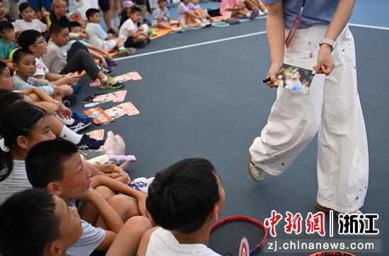 图为:小球迷们观看吴易昺历史照片。中新社记者 王刚 摄