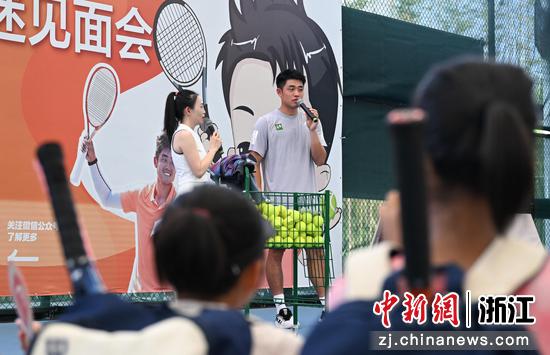 图为:吴易昺见面会吸引小球迷参与。中新社记者 王刚 摄