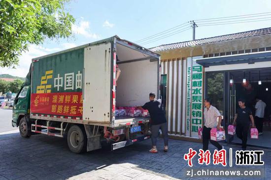 水果发运现场。(浬浦镇供图) 水果发运现场。(浬浦镇供图)