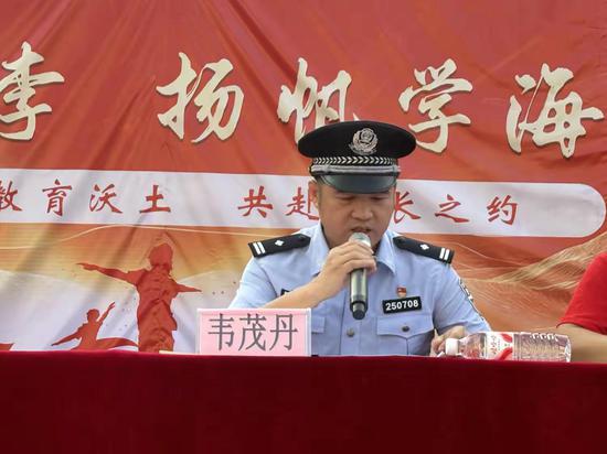 图为韦茂丹为全体师生上法治教育课。覃小红 摄