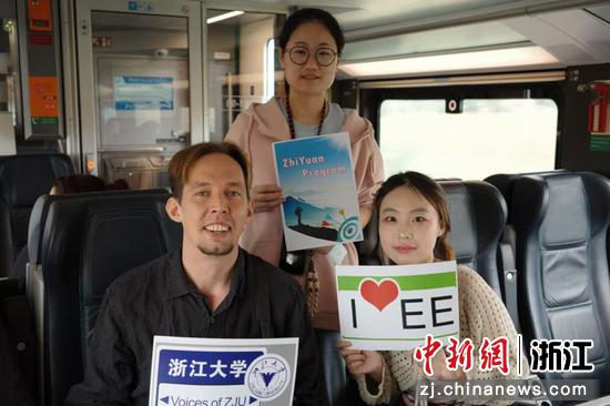 近日,浙江大学“致远”计划实践团队搭乘匈塞铁路,并与乘客合照。徐婕 摄 近日,浙江大学“致远”计划实践团队搭乘匈塞铁路,并与乘客合照。徐婕 摄