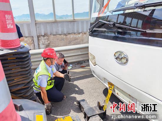 高速施救员检查车辆。浙江交通集团高速公路金华管理中心 供图 高速施救员检查车辆。浙江交通集团高速公路金华管理中心 供图