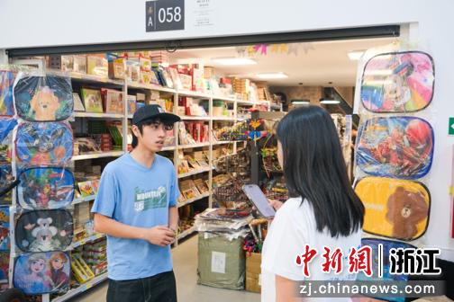 近日,实践团赴贝尔格莱德欧亚商贸城面向市场商户开展调研。朱奕豪 摄 近日,实践团赴贝尔格莱德欧亚商贸城面向市场商户开展调研。朱奕豪 摄