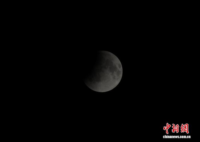 新疆库尔勒夜空上演偏红色“血月”
