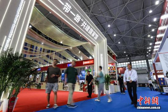 第十四届中国(贵州)国际酒类博览会9日下午在贵州贵阳启幕。图为展馆展区现场。中新网记者瞿宏伦 摄 第十四届中国(贵州)国际酒类博览会9日下午在贵州贵阳启幕。图为展馆展区现场。中新网记者瞿宏伦 摄