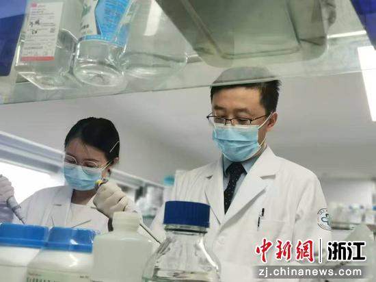 陈夏（右）及其团队开展科研工作。庞赟 供图