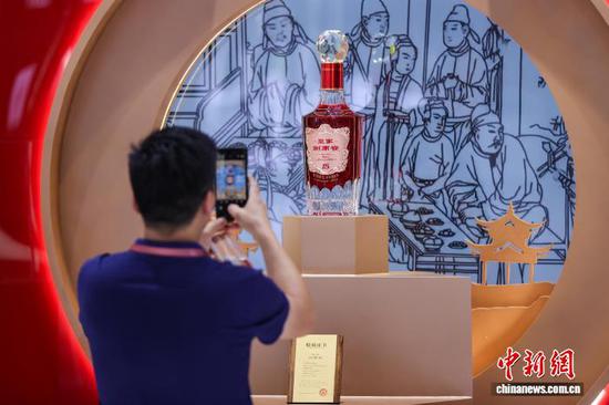 图为参观者在拍摄酒博会展出的白酒。中新社记者 瞿宏伦 摄