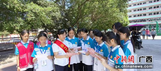 近日，工行河池大化支行走进大化瑶族自治县第三中学开展“开学季防诈反诈”主题宣传活动。