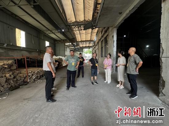 人大代表在厂区观察点进行调研。和孚镇供图 人大代表在厂区观察点进行调研。和孚镇供图