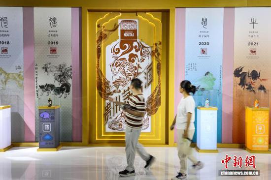 图为参观者在酒博会贵州茅台展区参观。中新社记者 瞿宏伦 摄