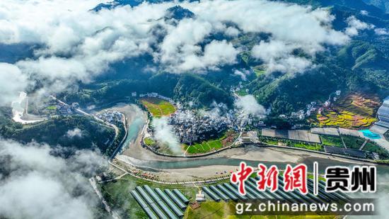 苗岭迷宫-台盘乡阳芳村金秋俯瞰图。 张奎摄