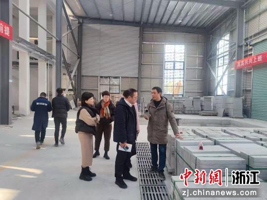 日前,温州银行调研人员走访、了解企业近况。李丽 供图 日前,温州银行调研人员走访、了解企业近况。李丽 供图
