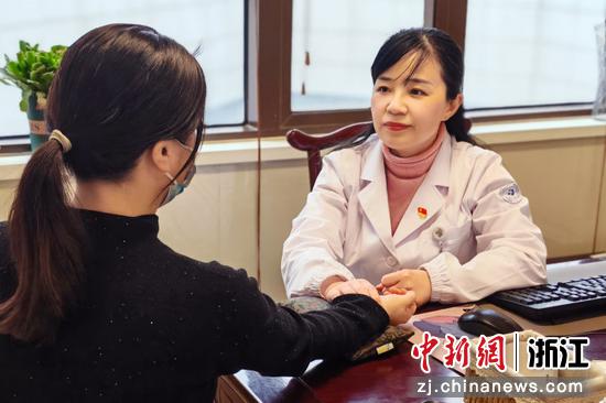 陈丽娟医生在坐诊中。杭州市卫健委供图 陈丽娟医生在坐诊中。杭州市卫健委供图