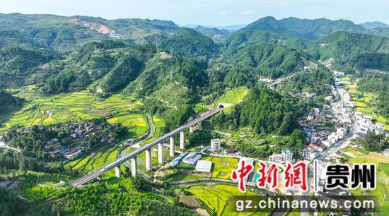 高铁穿过金秋平水寨 张奎摄