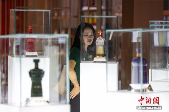 图为酒博会展出的各类白酒吸引参观者。中新社记者 瞿宏伦 摄