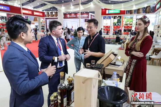 第十四届中国(贵州)国际酒类博览会9日下午在贵州贵阳启幕。图为展馆展区现场。中新网记者瞿宏伦 摄 第十四届中国(贵州)国际酒类博览会9日下午在贵州贵阳启幕。图为展馆展区现场。中新网记者瞿宏伦 摄