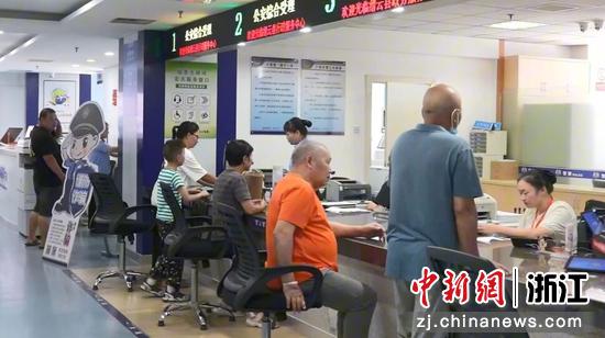 居民在缙云县公安局出入境接待大厅办理业务。中行丽水市分行供图