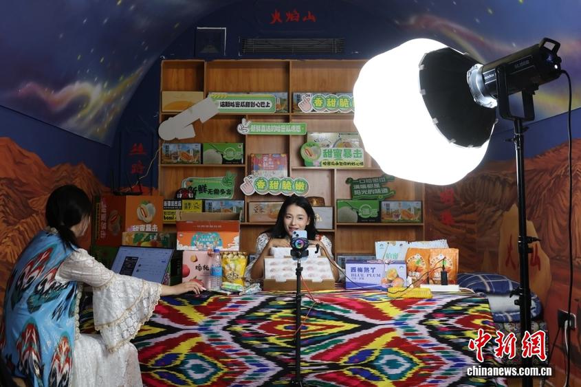 （砥砺奋进七十载 天山南北谱华章）新疆吐鲁番：电商搭台助力经济发展