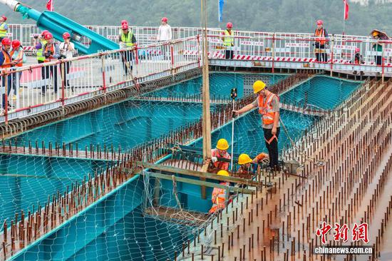图为工人在为百花湖大桥上施工。