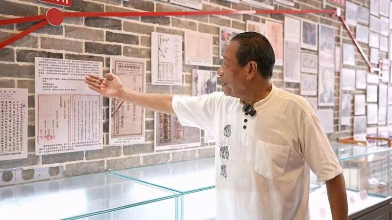 东兴侨批汇路文化研究协会会长林惠江向介绍珍贵史料,侨批局将侨胞捐款转交八路军,周恩来、叶剑英、廖承志等领导人亲自回信。 东兴侨批汇路文化研究协会会长林惠江向介绍珍贵史料,侨批局将侨胞捐款转交八路军,周恩来、叶剑英、廖承志等领导人亲自回信。