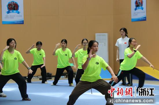 近日,桐乡学生练习武术现场。 (主办方供图) 近日,桐乡学生练习武术现场。 (主办方供图)