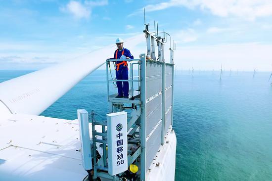 硬核5G基站矗立于百米高空的海上风机顶端。黄忠源 摄 硬核5G基站矗立于百米高空的海上风机顶端。黄忠源 摄