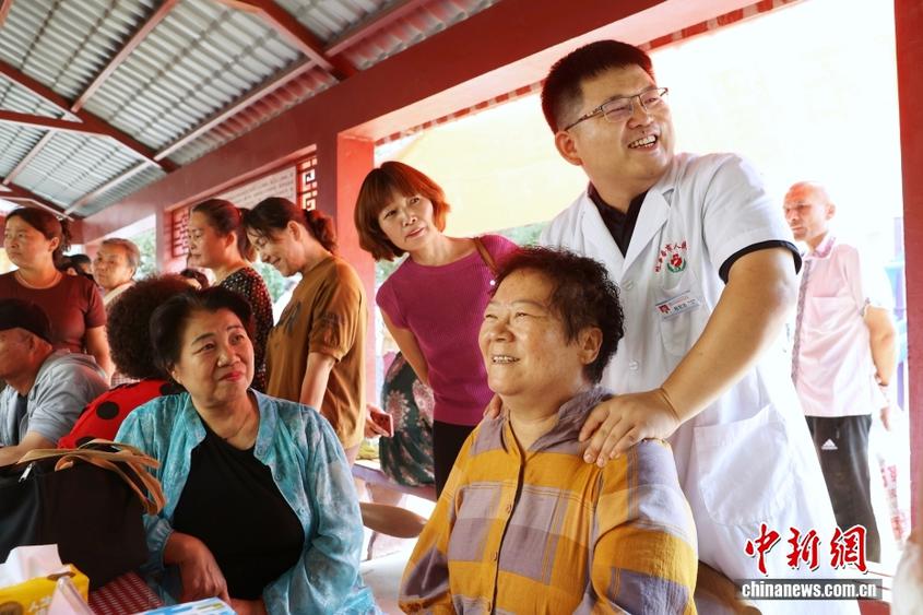 （砥砺奋进七十载 天山南北谱华章）新疆吐鲁番：义诊服务惠民生