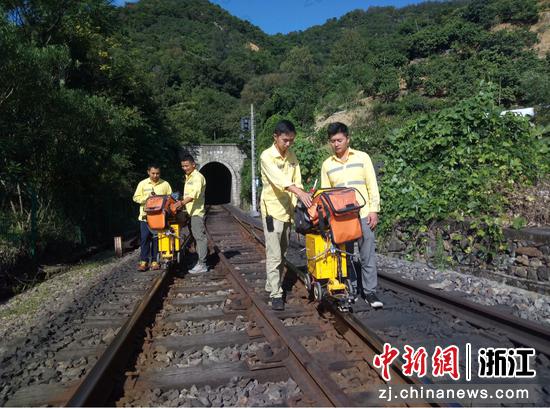 张静锋(左一)带领员工对金温货线钢轨进行探伤作业。金温铁道公司 供图 张静锋(左一)带领员工对金温货线钢轨进行探伤作业。金温铁道公司 供图