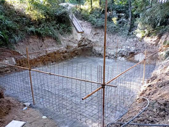 寨坝镇花椒灌溉使用的蓄水池修建现场。税会静 摄 寨坝镇花椒灌溉使用的蓄水池修建现场。税会静 摄