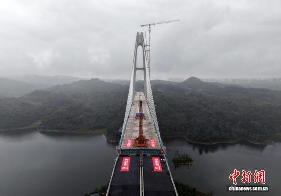 图为合龙现场。 段彪 摄 图为合龙现场。 段彪 摄