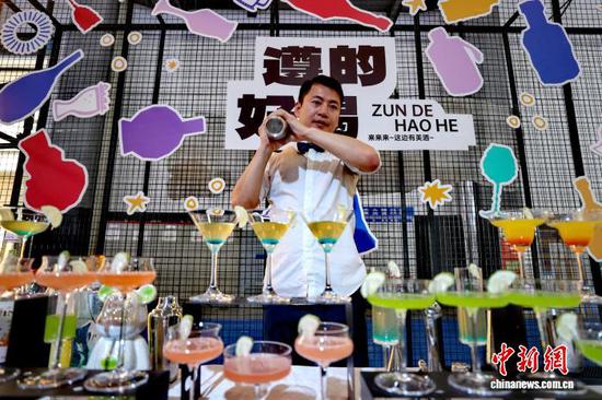 第十四届中国(贵州)国际酒类博览会9月9日在贵阳开幕,图为调酒师在酒博会现场调鸡尾酒。中新网记者瞿宏伦 摄 第十四届中国(贵州)国际酒类博览会9月9日在贵阳开幕,图为调酒师在酒博会现场调鸡尾酒。中新网记者瞿宏伦 摄