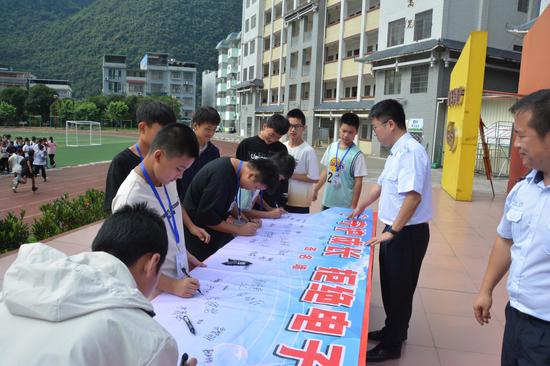 图为普法进校园活动现场。吴俊鹏 摄