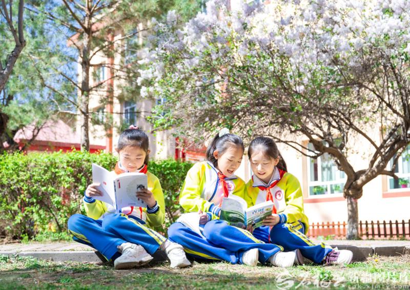4月21日,昌吉市第五小学,同学们在校园内读书。何龙摄 4月21日,昌吉市第五小学,同学们在校园内读书。何龙摄