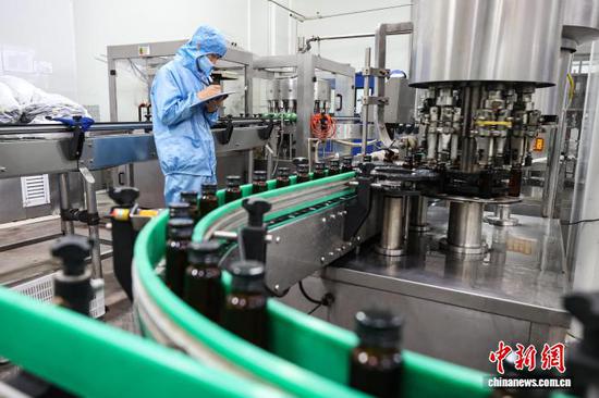 9月11日，工人在龙里县一家刺梨加工企业车间灌装刺梨原液。